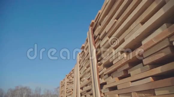 木梁和木板整齐地堆放成金字塔形视频的预览图