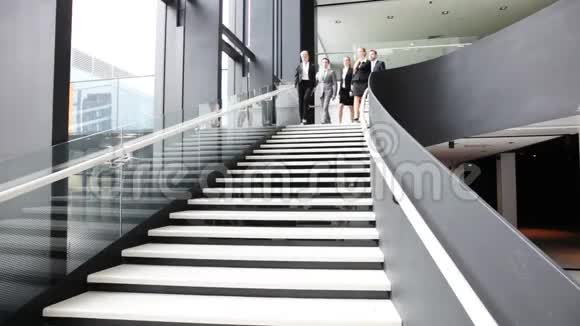 一群在楼梯上行走的商人视频的预览图