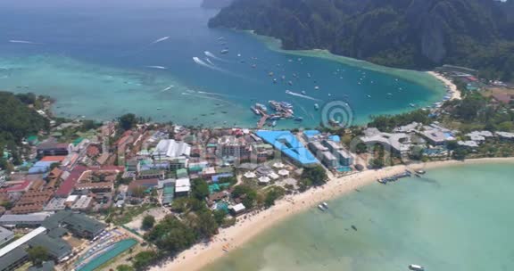 空中无人机视频标志性的热带海滩和度假胜地菲菲岛视频的预览图