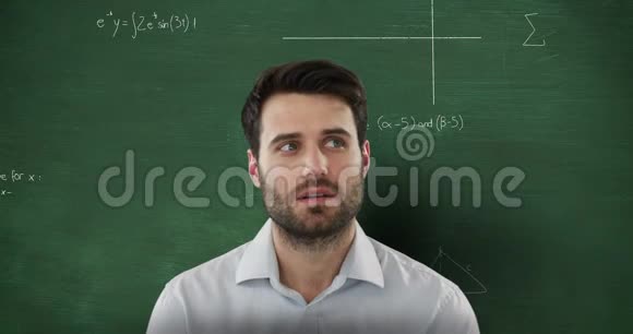 在黑板上移动数学公式前的人视频的预览图