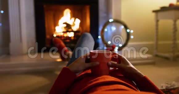 圣诞节的时候女人在家视频的预览图