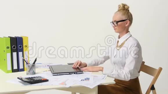 年轻漂亮的商务女性笔记本电脑视频的预览图