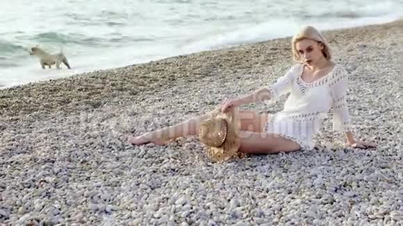 海滩上戴帽子的美女视频的预览图
