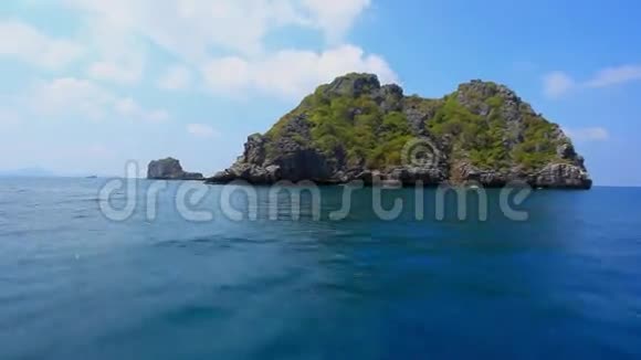 快艇在海洋中的岛屿之间漂浮视频的预览图