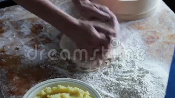 女人为家庭厨房准备面团视频的预览图