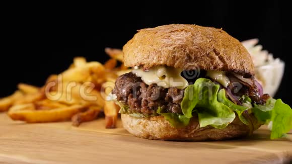典型的美式快餐汉堡和薯条视频的预览图