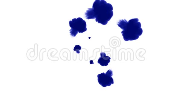 大量的孤立的蓝色墨水注入蓝色颜料云在水中慢镜头使用inky背景视频的预览图