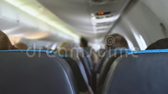 乘客坐飞机视频的预览图