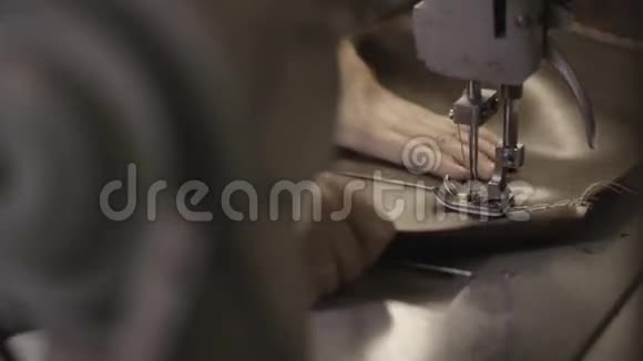工人在工厂用缝纫机在皮革材料上制造接缝视频的预览图