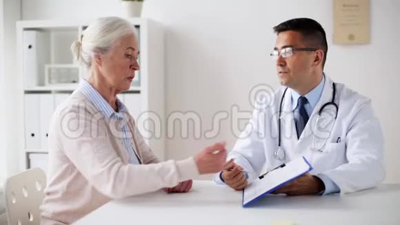 老年妇女和医生在诊所做心脏检查视频的预览图