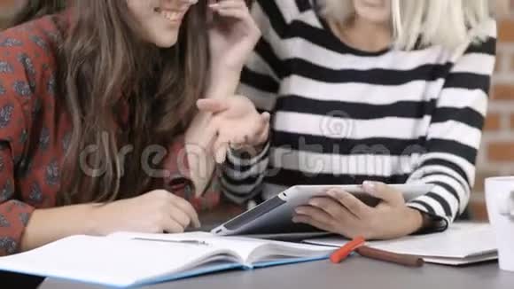 两个漂亮的年轻女孩在现代阁楼公寓学习视频的预览图