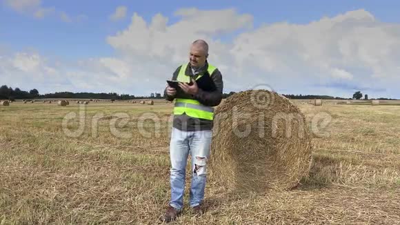 农夫在麦秸棚附近视频的预览图
