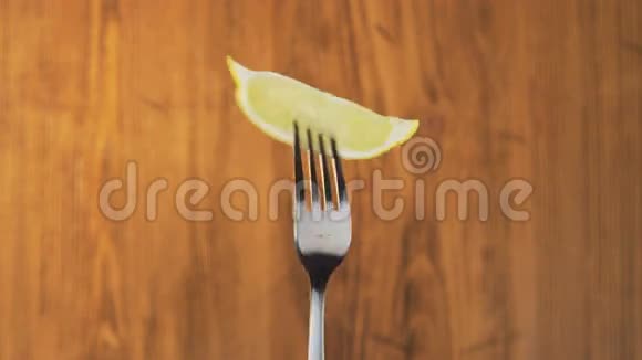 木制背景上带有柠檬的叉子视频的预览图