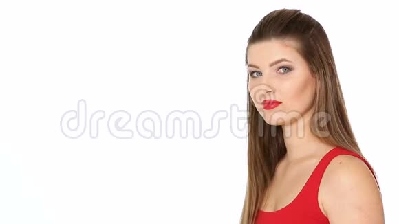 女人拿着红苹果在白色背景下微笑视频的预览图