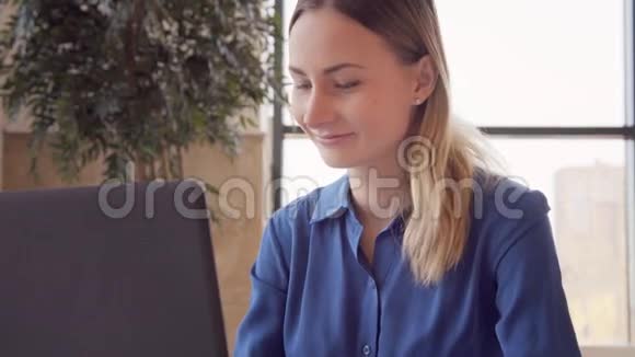 在咖啡馆里使用平板电脑触摸屏的女人视频的预览图