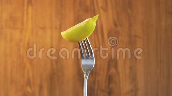 木制背景上带有柠檬的叉子视频的预览图