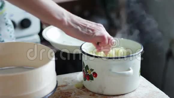 在厨房里准备土豆泥的女人视频的预览图