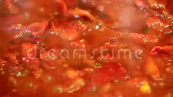 烹饪新鲜蔬菜番茄和胡椒视频的预览图