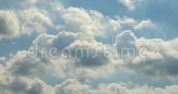 蓝天上白色蓬松翻滚的风暴云的时间流逝片段视频的预览图