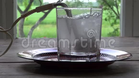 用玻璃中的老式加热线圈工具煮茶用水视频的预览图