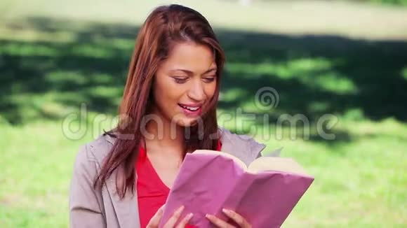 快乐的女人读一本有趣的小说视频的预览图