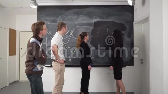教室里的一群年轻人视频的预览图