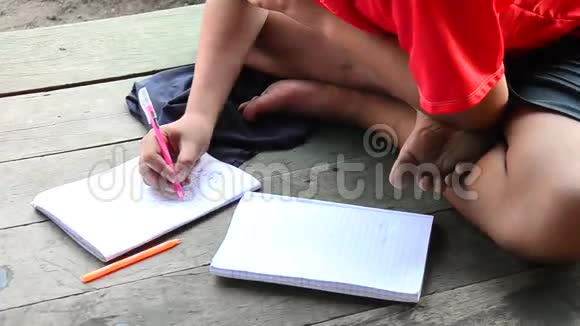 泰国孩子学习和写作业视频的预览图