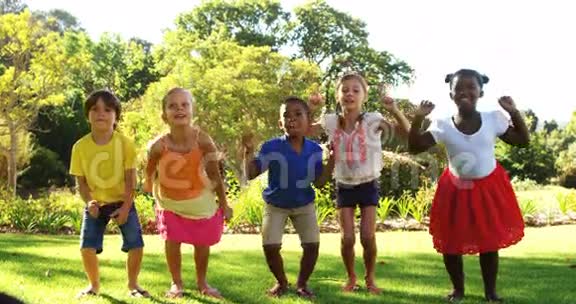 一群孩子在公园里跳在一起视频的预览图