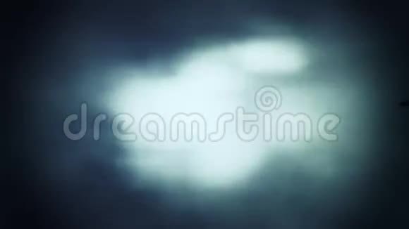 飞龙穿越暴风雨和多云的冬季天空视频的预览图