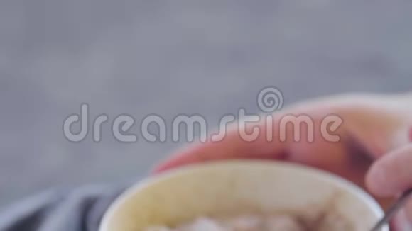搅拌餐粥慢动作视频的预览图