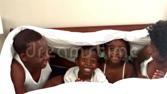 快乐的黑人家庭视频的预览图