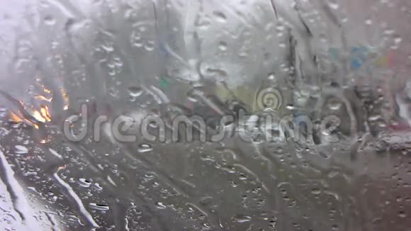 湿雪从多雨的窗口通行视频的预览图