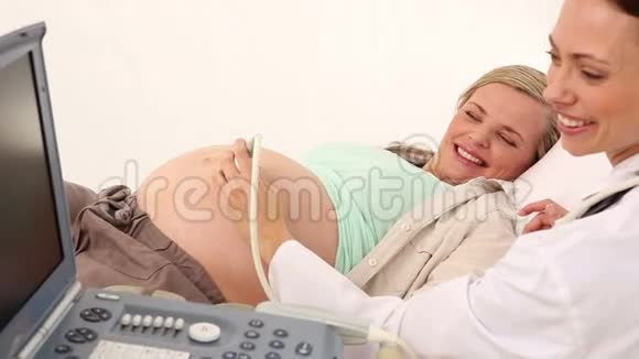 孕妇做了声像图扫描视频的预览图