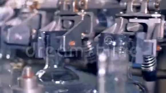 很多瓶子在传送带上自动化工业设备视频的预览图