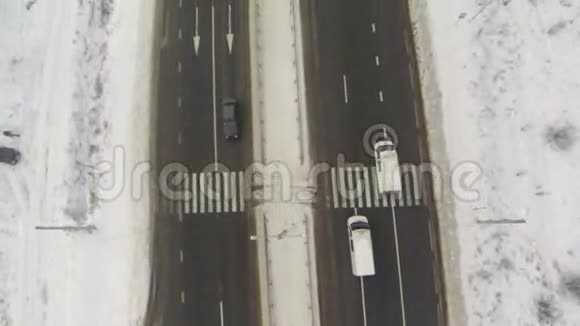 冬季用汽车高速公路的空中拍摄视频的预览图