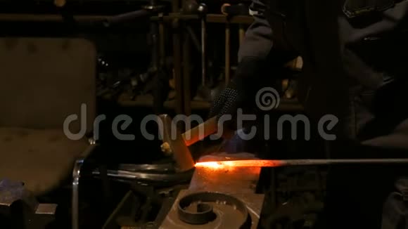 铁匠用金属加工视频的预览图