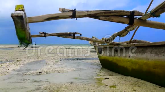 坦桑尼亚海滩上的老船视频的预览图