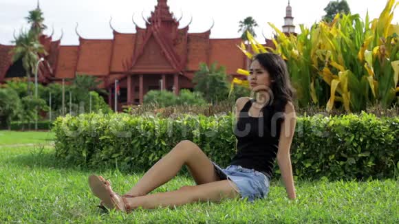 柬埔寨金边国家博物馆草地上的亚洲迷人女孩视频的预览图