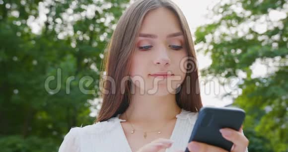 女士在户外用电话视频的预览图