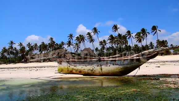 坦桑尼亚海滩和老船视频的预览图