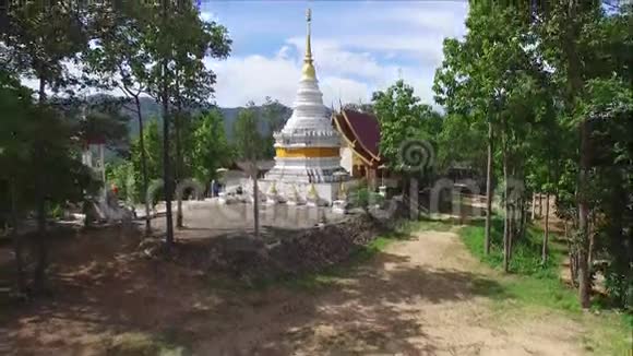 山上的鸟瞰寺视频的预览图