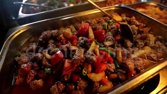 土耳其餐厅提供美味的牛肉和蔬菜视频的预览图