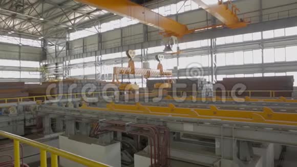 关闭一个工厂的起重机视频的预览图