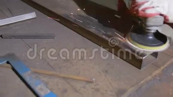 金属研磨金属锯钢结构电动砂轮磨削工艺视频的预览图