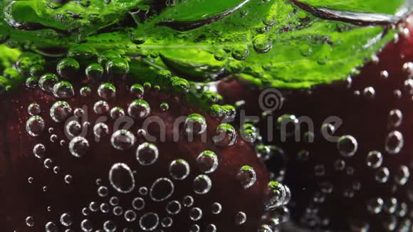 带薄荷和气泡的成熟樱桃玻璃视频视频的预览图