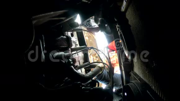 男机修工汽车修理故障发动机视频的预览图