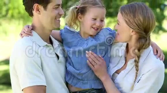 快乐的父母和他们的小女孩在公园视频的预览图