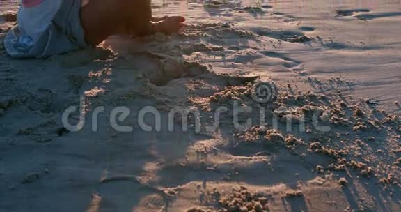 在海滩上做瑜伽的老女人视频的预览图