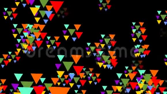 五彩三角团飞槽空间三角形在生动的迷幻色彩上的黑色背景视频的预览图