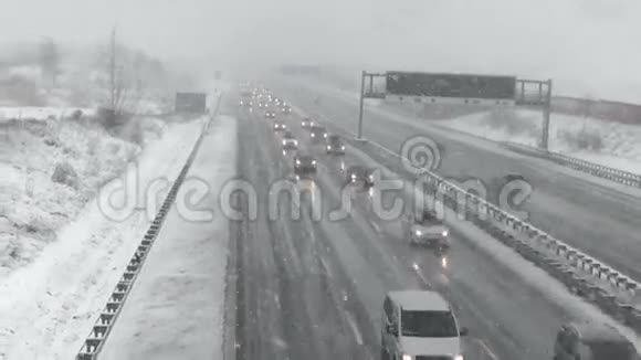德国高速公路上的大雪视频的预览图